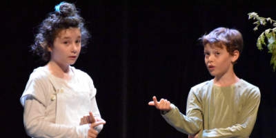 Adaptation farfelue de « Sacré Graal » des Monty Pythons par les Ados Gr3 Empêtré dans sa quête du Saint Graal, Arthur tente de recruter les chevaliers de sa table ronde. Il traverse tant bien que mal les affres de sa mission divine, croisant tantôt des gardes trop cartésiens, un chevalier noir tonitruant, des soldats français mal dégrossis, des chevaliers du Nii pétrifiants, des sorciers échevelés et édentés, un Merlin-Tim l‘enchanteur alarmant, ainsi qu‘un terrible lapin homicide !