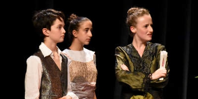 Adaptation de « 12 hommes en colères » de Réginald Rose par les Adultes Gr2 Au sein d’un tribunal, un jury de douze personnes tirées au sort doit statuer, à l‘unanimité, sur le cas d‘un jeune homme accusé de parricide. Si celui-ci est jugé coupable, c’est la chaise électrique qui l‘attend. Le huit clos de cette salle de délibération sert de révélateur. Ainsi remontent soudain à la surface les préjugés, et les motivations, parfois basées sur des blessures enfouies, de ces jurés issus de milieux sociaux différents.