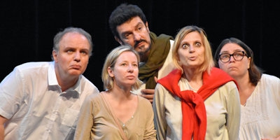 comédie fantasque de Philippe Caure par les Ados Gr2 Amoureuse d’un peintre prestigieux, Sylvia, jeune secrétaire romantique, met au point un stratagème de séduction douteux qui vire rapidement au rocambolesque. Intrusions de dangereux malfrats, crépages de chignons, courses poursuites et rebondissements multiples. Va-t-elle se sortir de sa périlleuse situation ?