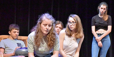 Adaptation de « 12 hommes en colères » de Réginald Rose par les Adultes Gr2 Au sein d’un tribunal, un jury de douze personnes tirées au sort doit statuer, à l‘unanimité, sur le cas d‘un jeune homme accusé de parricide. Si celui-ci est jugé coupable, c’est la chaise électrique qui l‘attend. Le huit clos de cette salle de délibération sert de révélateur. Ainsi remontent soudain à la surface les préjugés, et les motivations, parfois basées sur des blessures enfouies, de ces jurés issus de milieux sociaux différents.