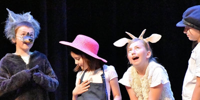 d’Emmanuelle François par Les Soupoudrés (Ados Gr1) De quoi ne serait-on pas capable pour sauver des amis ? Que ne nous permettrions pas pour être le plus riche et le plus puissant du monde, voire de l’univers ? Décrocher la lune, est-ce un rêve ou un cauchemar ? L’atelier « Les saupoudrés » vous présente Au fil du monde, une comédie masquée énergétique, pleine d’humour, de tendresse et de poésie, qui ravira les plus grands comme les plus petits.