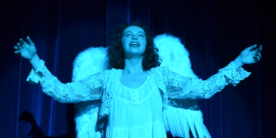 d’Emmanuelle François par Les Soupoudrés (Ados Gr1) De quoi ne serait-on pas capable pour sauver des amis ? Que ne nous permettrions pas pour être le plus riche et le plus puissant du monde, voire de l’univers ? Décrocher la lune, est-ce un rêve ou un cauchemar ? L’atelier « Les saupoudrés » vous présente Au fil du monde, une comédie masquée énergétique, pleine d’humour, de tendresse et de poésie, qui ravira les plus grands comme les plus petits.