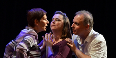 Comédie satirique d’alberto Lombardo par les Adultes Gr1 Prédateur ou gibier ? Bourreau ou victime ? Octave, instituteur quadragénaire assez immature, a beaucoup de succès auprès des femmes. Il en jouerait bien avec facilité, mais un beau jour, sa « légèreté » le plonge dans le tourbillon frénétique de ses accumulations féminines, auquel s’ajoutent des intrusions inopinées.