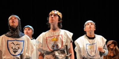 Adaptation farfelue de « Sacré Graal » des Monty Pythons par les Ados Gr3 Empêtré dans sa quête du Saint Graal, Arthur tente de recruter les chevaliers de sa table ronde. Il traverse tant bien que mal les affres de sa mission divine, croisant tantôt des gardes trop cartésiens, un chevalier noir tonitruant, des soldats français mal dégrossis, des chevaliers du Nii pétrifiants, des sorciers échevelés et édentés, un Merlin-Tim l‘enchanteur alarmant, ainsi qu‘un terrible lapin homicide !