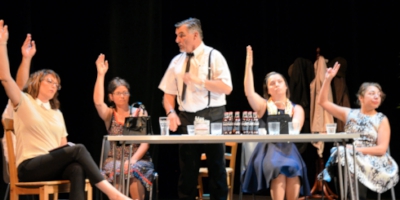 Adaptation de « 12 hommes en colères » de Réginald Rose par les Adultes Gr2 Au sein d’un tribunal, un jury de douze personnes tirées au sort doit statuer, à l‘unanimité, sur le cas d‘un jeune homme accusé de parricide. Si celui-ci est jugé coupable, c’est la chaise électrique qui l‘attend. Le huit clos de cette salle de délibération sert de révélateur. Ainsi remontent soudain à la surface les préjugés, et les motivations, parfois basées sur des blessures enfouies, de ces jurés issus de milieux sociaux différents.