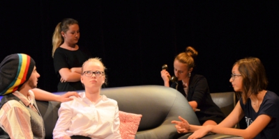 comédie fantasque de Philippe Caure par les Ados Gr2 Amoureuse d’un peintre prestigieux, Sylvia, jeune secrétaire romantique, met au point un stratagème de séduction douteux qui vire rapidement au rocambolesque. Intrusions de dangereux malfrats, crépages de chignons, courses poursuites et rebondissements multiples. Va-t-elle se sortir de sa périlleuse situation ?